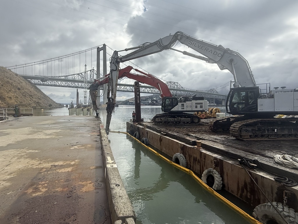 Hydraulic hammer at work